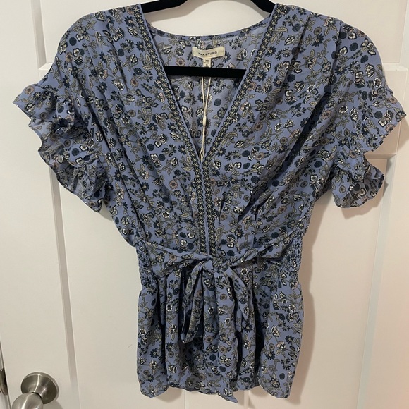 Max Studio Women's White Ruffle Sleeve Top Size Small main image 1